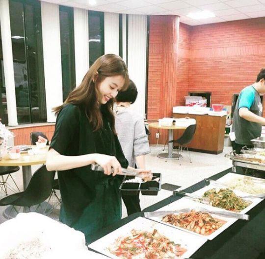 Han Hyo Joo, “W” leading actress digging into the buffet of delicious foods.