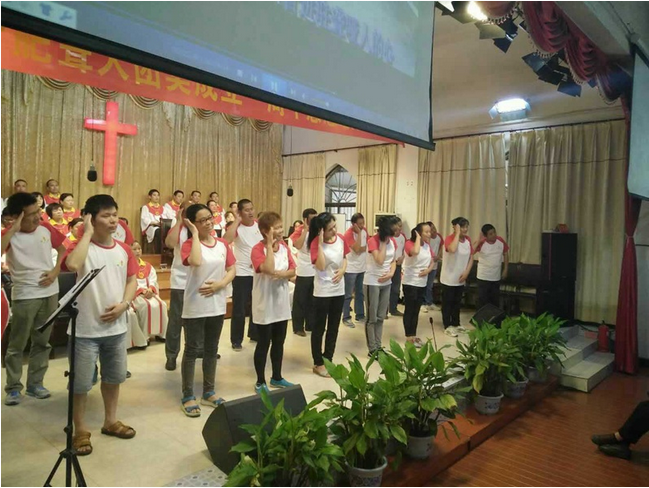 The deaf from Hefei perform the praise by signs 