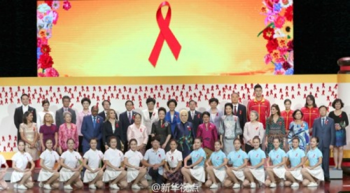 Peng Liyuan and spouses of G20 leaders take part in a campus event promoting the prevention of AIDS in Zhejiang University in Hangzhou