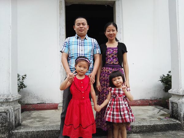Rev. Huang Shaoxiong and his family 