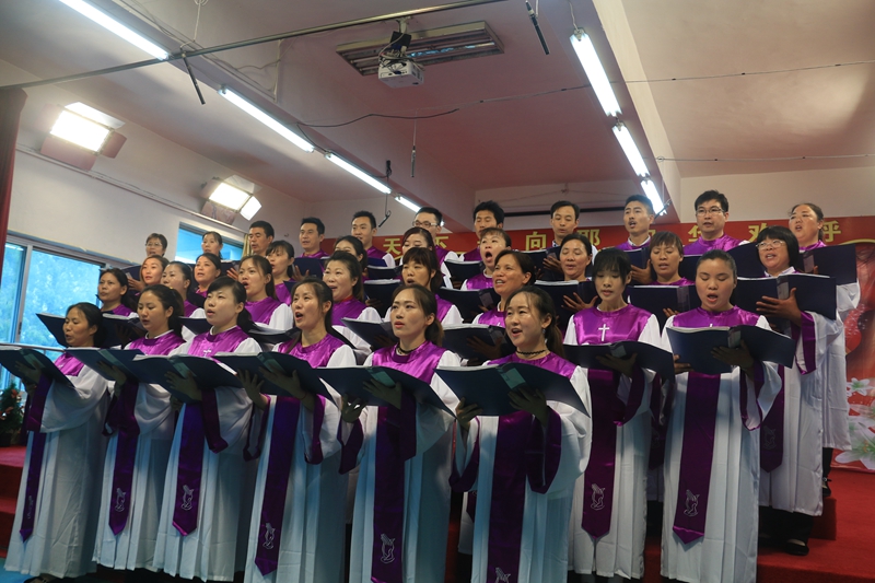 The choir of Wuzhong Economic Development Zone Church in Suzhou, Jiangsu, present hymns to celebrate the 15th anniversary of the church's founding on September 15, 2016. 