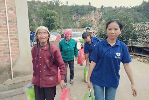 Christians from HongHe Church of YunNan Province Visit  Leper Suvivors