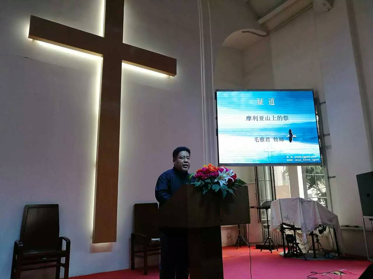Rev. Mao Yajun delivers the sermon in Gangweilu Church, Tianjin