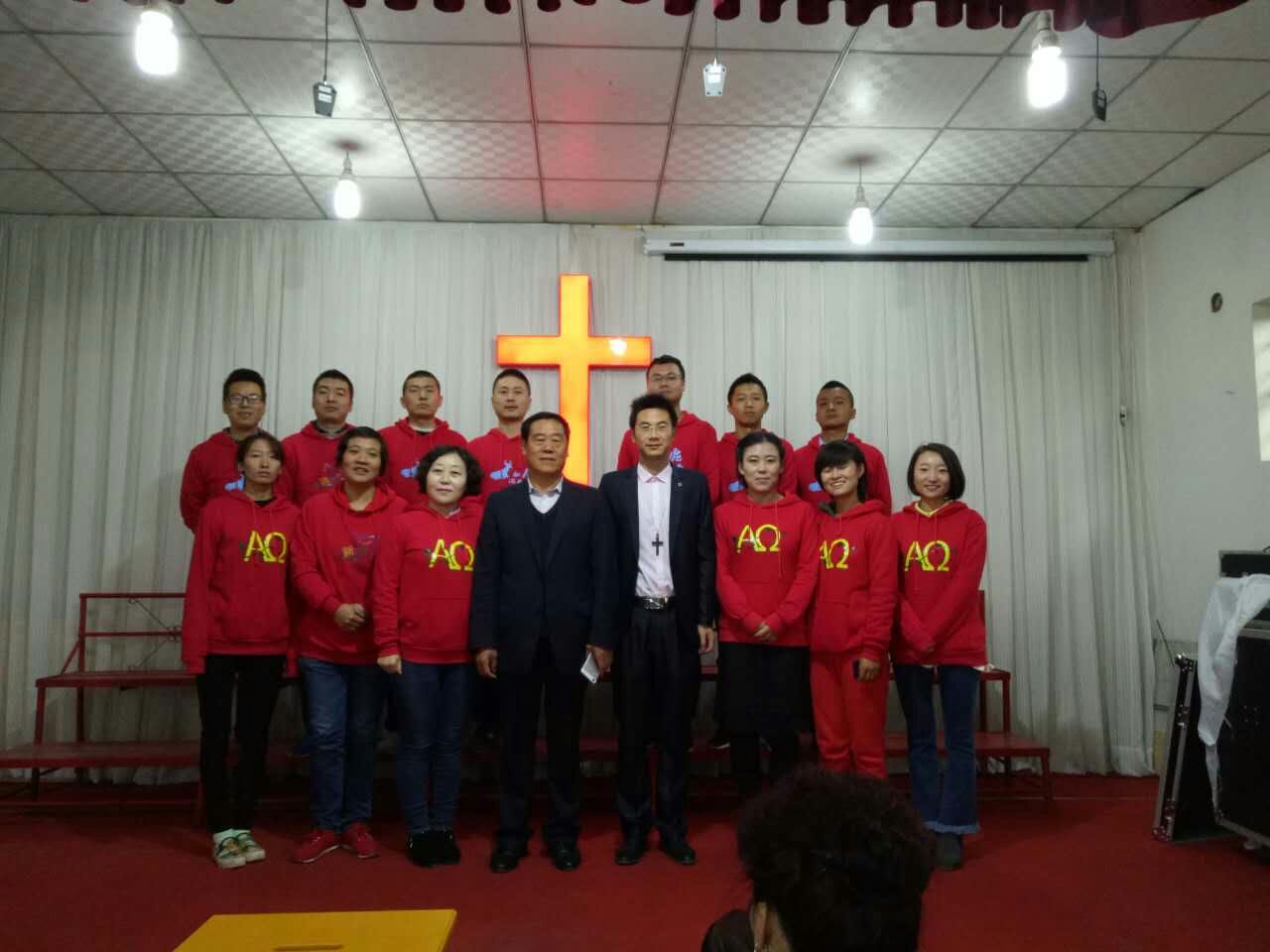 Elder Yao Zhangyi and the serving staff