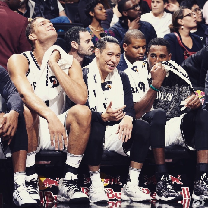 Jeremy Lin with his teammates
