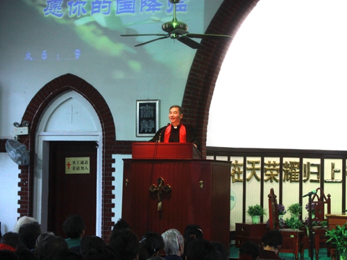 Rev. Zhang Wuxing delivers a sermon in Glory Church 