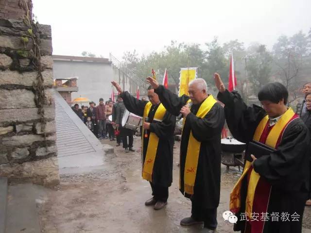 Three elders from Wuan CCC&TSPM pray for the consecration of Liuzhuang Church 