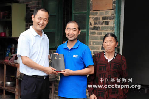 Rev. Wang Conglian sent the Bible to Li Qainfeng (middle) in 2013