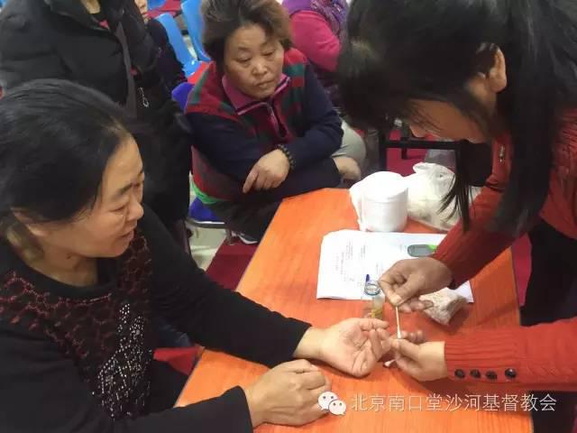 A volunteer doctor offers examination to a woman 