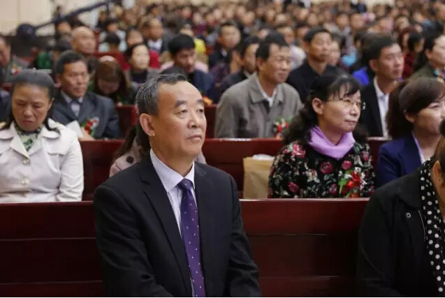 The congregation attends the dedication ceremony of Zhendao Church 