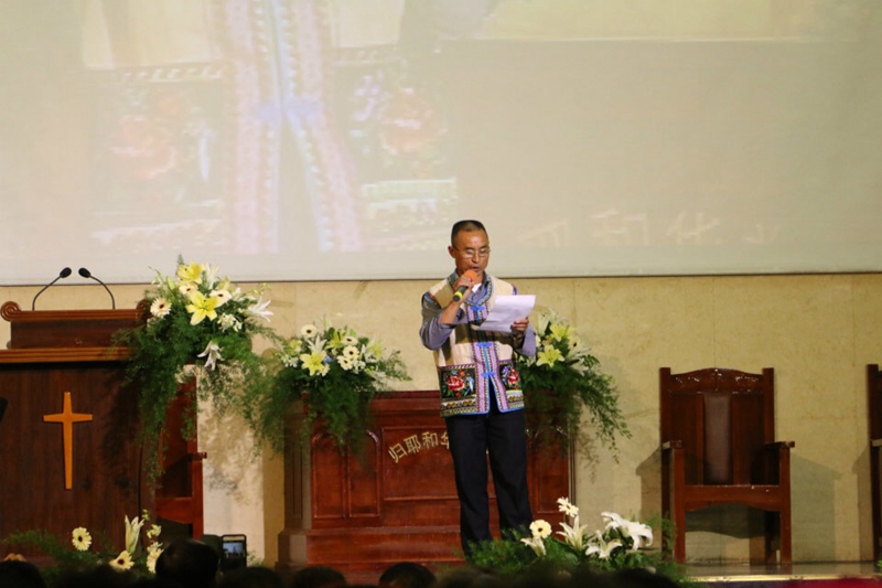 Elder Bi shares his translation in the celebration ceremony 