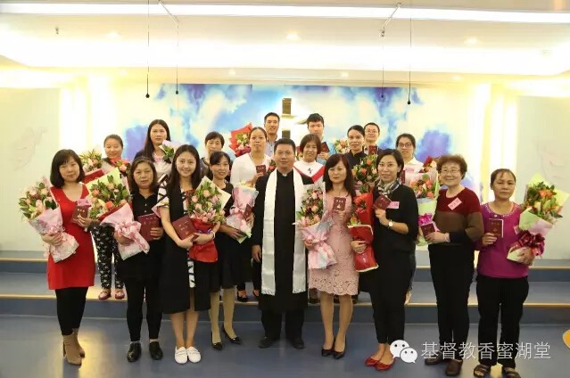 The eighteen believers baptized with Rev. Qiu Quan 