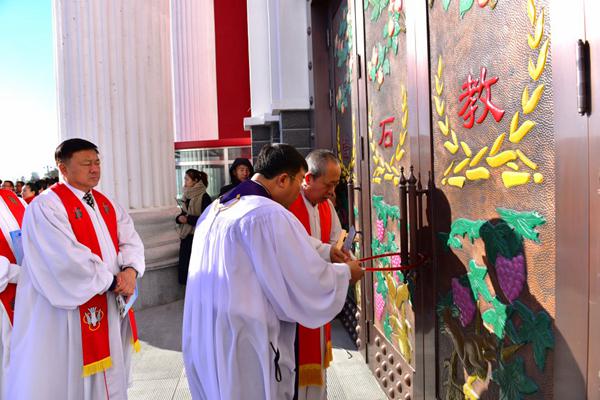 Rev. Liu Yang(right), the senior pastor of the church, and Rev. Lv Dezhi, associate chairman of CCC and president of Heilongjiang Theological Seminary, open the door 