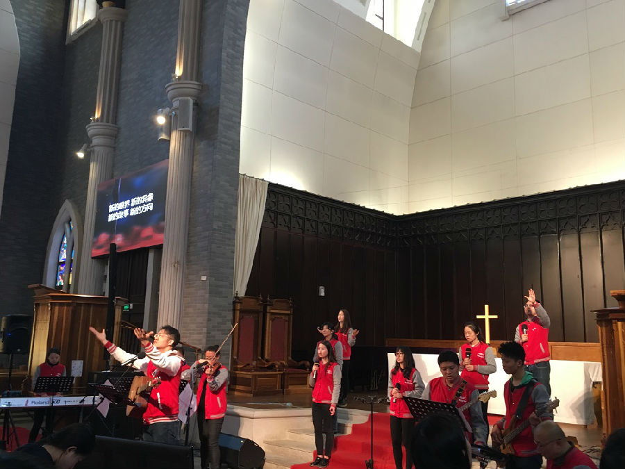 The worship team of Suzhou Dushuhu Church leads the praise, attracting a lot of young people 