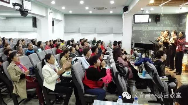 The congregation of Changping Church worship and praise God in the retreat 