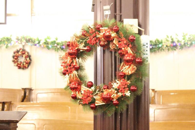 An Advent wreath was hung on a pillar in Congwenmen Church on the Christmas of 2015