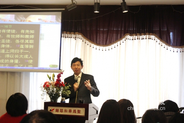 Rev. Si Duoyong shares a sermon in a service.