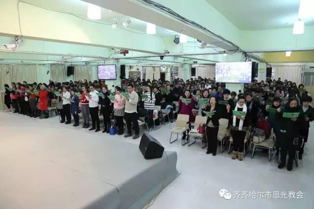 The congregation read the covenant of deacons in Enguang Church 