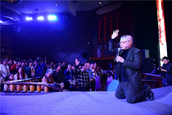 Pastor Knee down to pray for congregations.(Credit: ChristianTimes.cn)