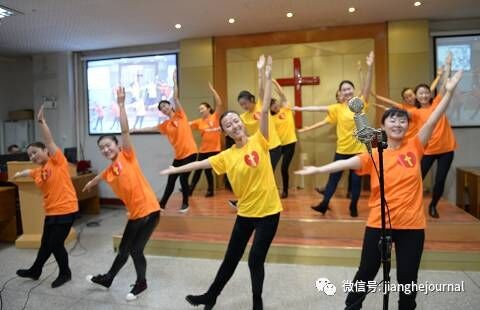 The service team of Sunday school performs a dance 