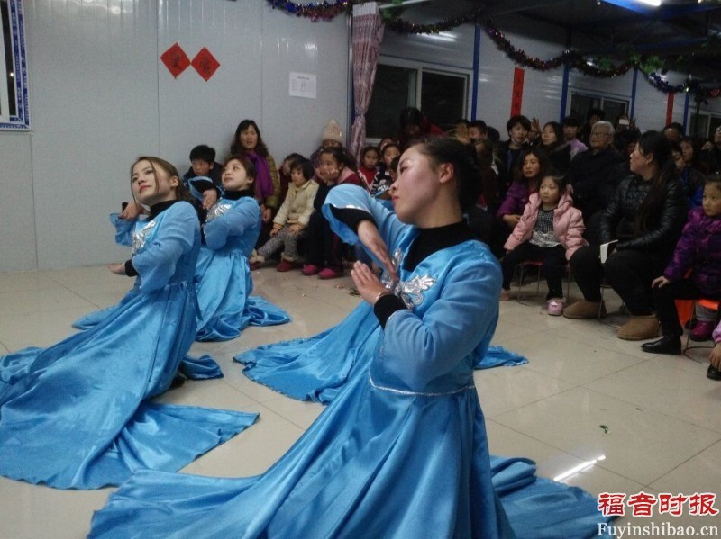 Believers of Huadong Church are performing a dance.