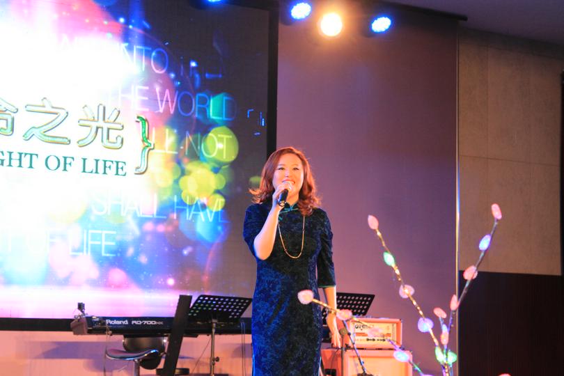 Zhang Xin shares her testimony in Babao Abundant Church 