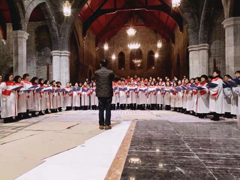 The choir director leads the choir to sing hymns in the cathedral