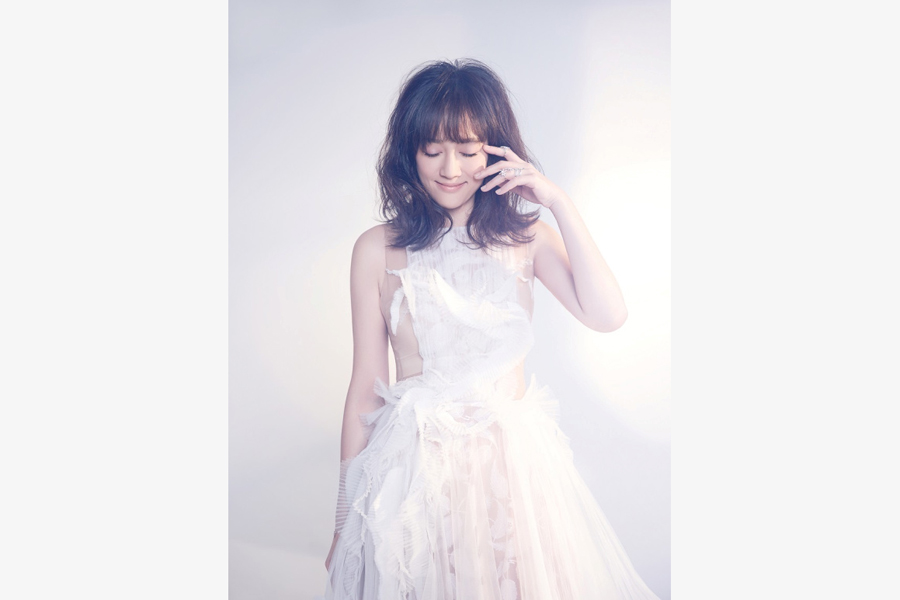 Actress Joe Chen poses for a fashion photo. [Photo/Official Weibo account of Our Street Style]