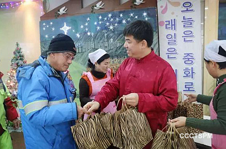 Rev. Li Hongri, the senior pastor, sends a gift to a sanitation worker