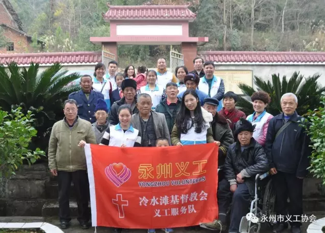 The volunteers and seniors of the home for the aged 