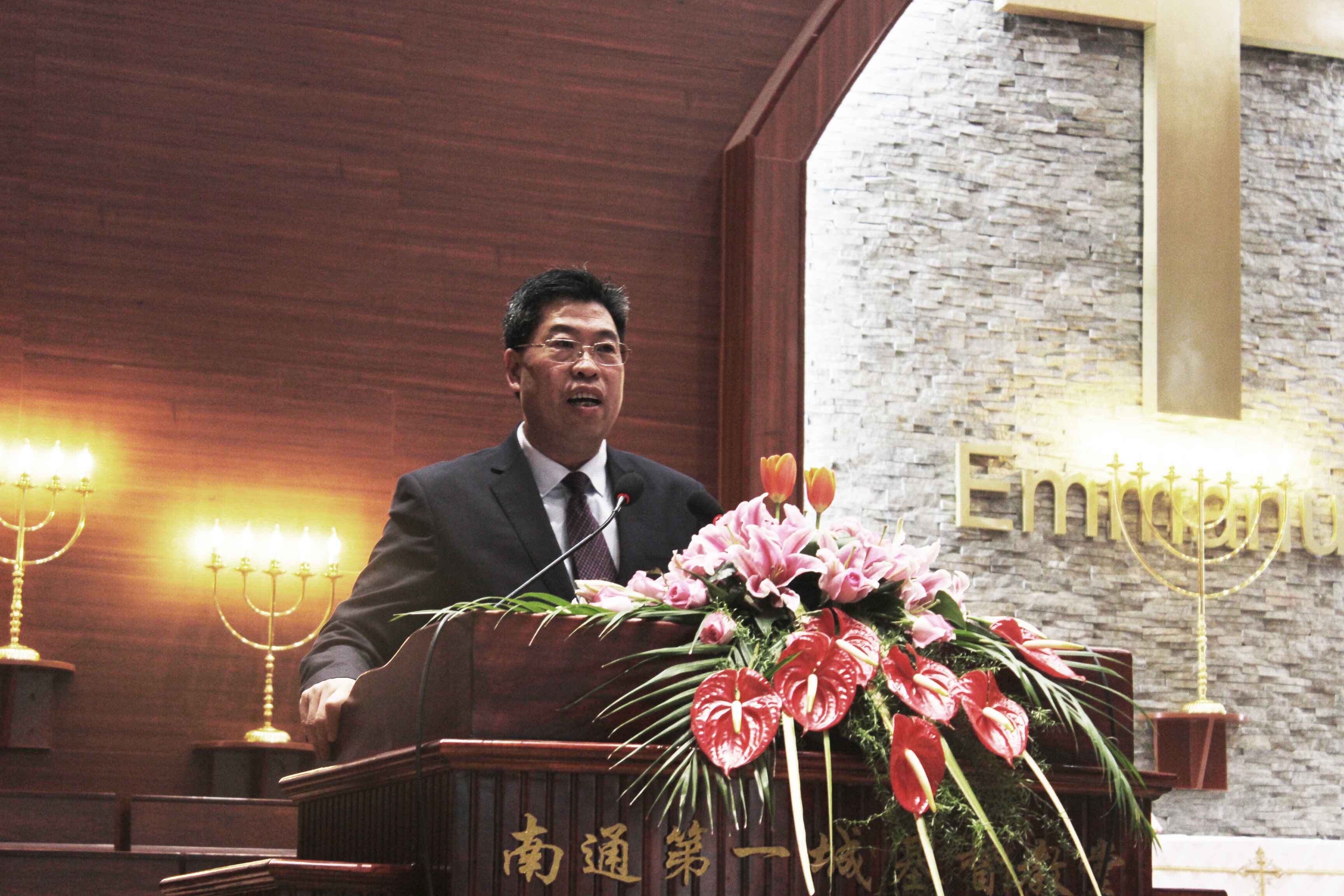 Rev. Zhang Keyun preaches the sermon in Diyicheng Church 
