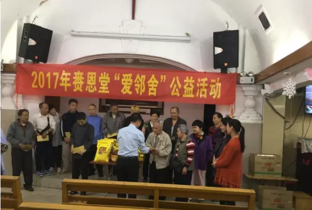 Co-worker of Lai-en Church distributes food and money to the aided families 
