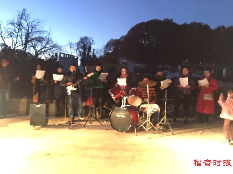 The fellow workers of Tian'en Church praise God with the only Christian family in Mojia Village of the Yi