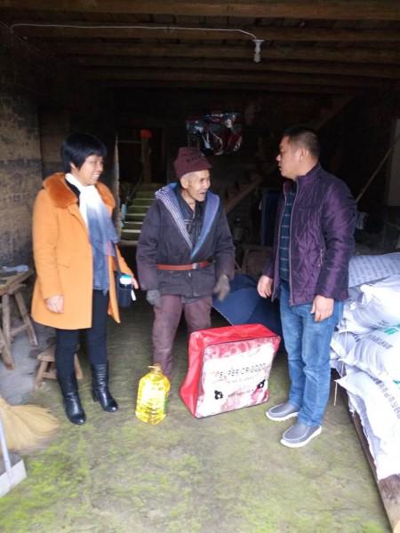 Zhufang Church gives a bottole of oil and a blanklet to a senior village