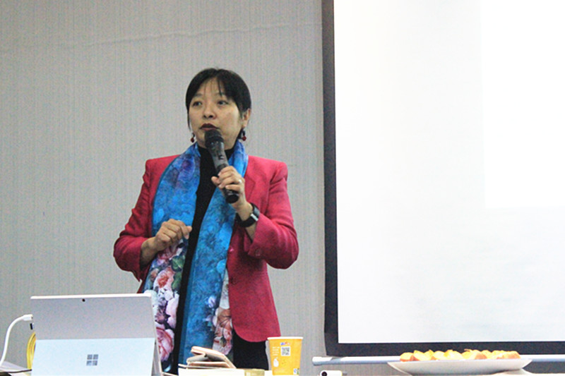Yiwen Caroline Chen Huang  gives the lecture in Hangzhou
