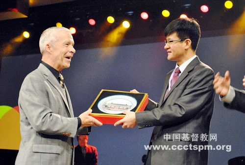 Rev. Dr. Joel Hunter receives a gift from the Chinese delegation 