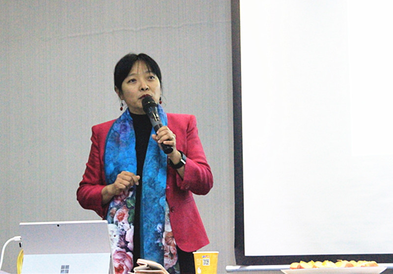 Yiwen Caroline Chen Huang gives a lecture in Hangzhou 