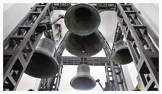 Five Giant Bells Toll Up Blessings 