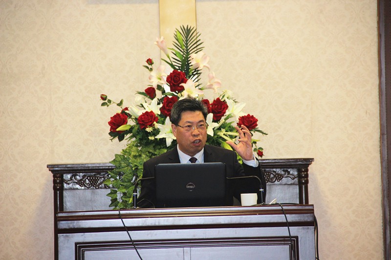 Rev. Zhang Keyun gives the lecture 