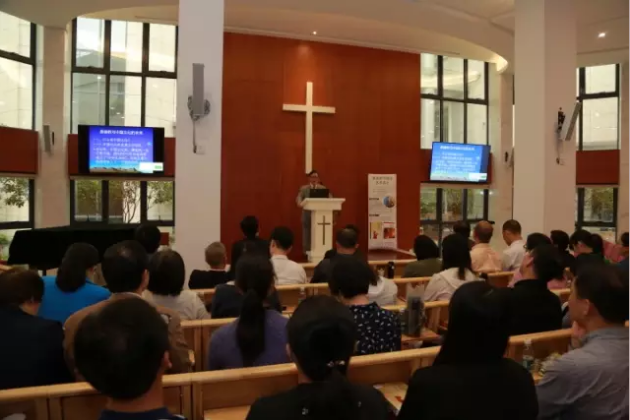 Dr. Shi Hengtan gives the lecture in Tianhe Church 