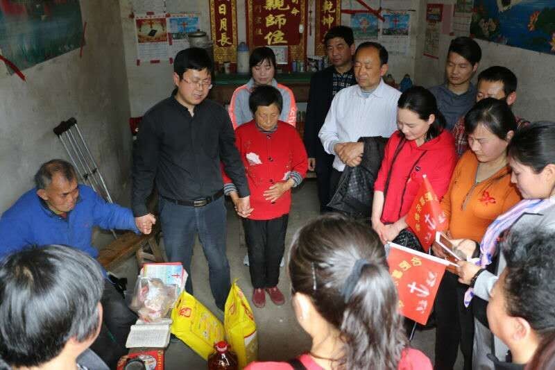 Rev. Pu Wanmin leads the prayer for some local lonely elderly people of Huoshan County 