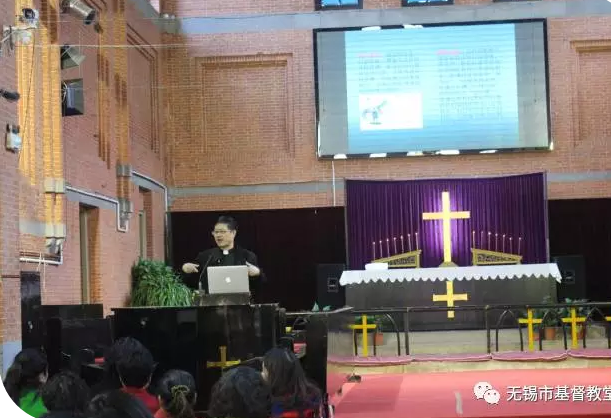 Pastor Zhang Peifu speaks in the lecture 