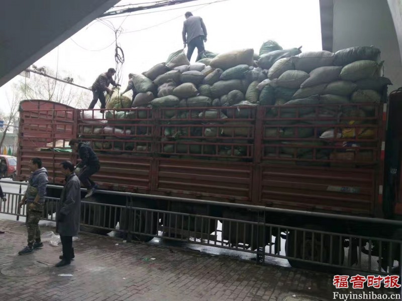 The supplies were full of the car headed for Longbao County of Yushu Prefecture, Qinghai 