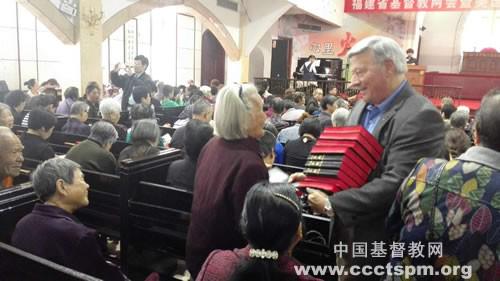 A member of the delegation distributed the copies of Bible to the believers in Meishan Church, on April 15, 2017