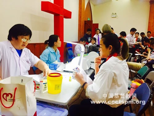 A believer of Ningbo donated her blood in one of the five stations on Apr 16, 2017
