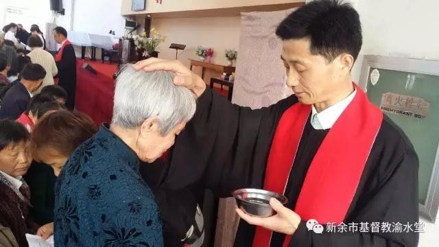 A pastor baptized an elderly woman 
