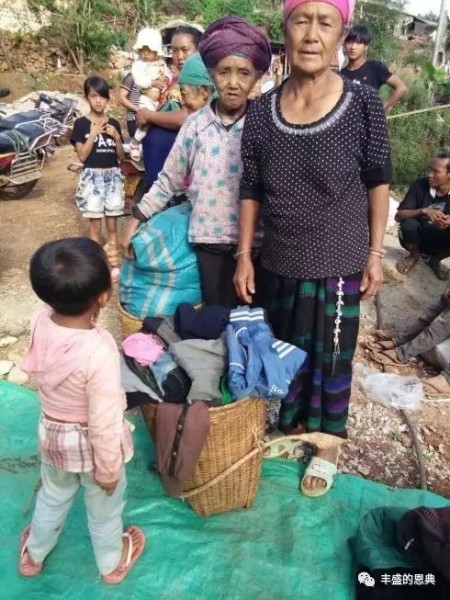 The Wa people of Dayakou Villige received clothes