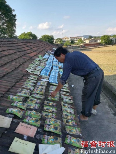 Brother Tao Mingjun exposed the water damaged books to sunshine on the roof of Xieleqiao Gathering. 
