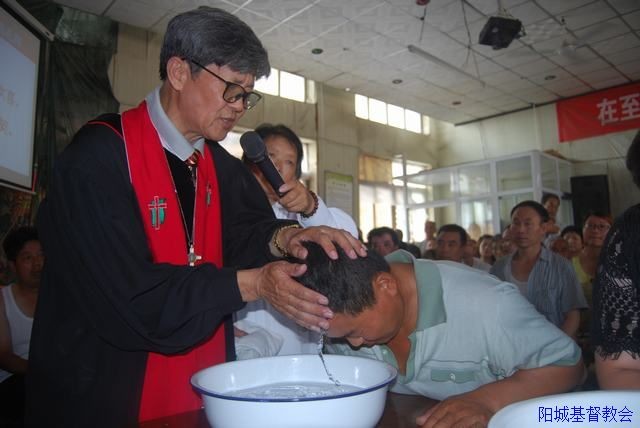 Rev. Niu Tianping, president of Yang Cheng County CCC&TSPM, baptized a believer 