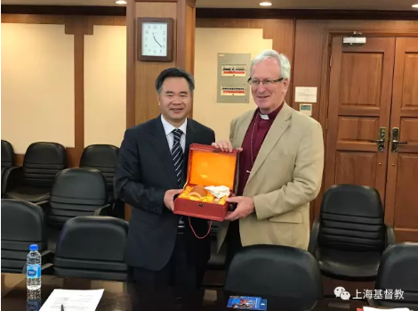 Xie Bingguo and Revd David Urquhart (right) exchanged gifts in Shanghai on July 28, 2017. 